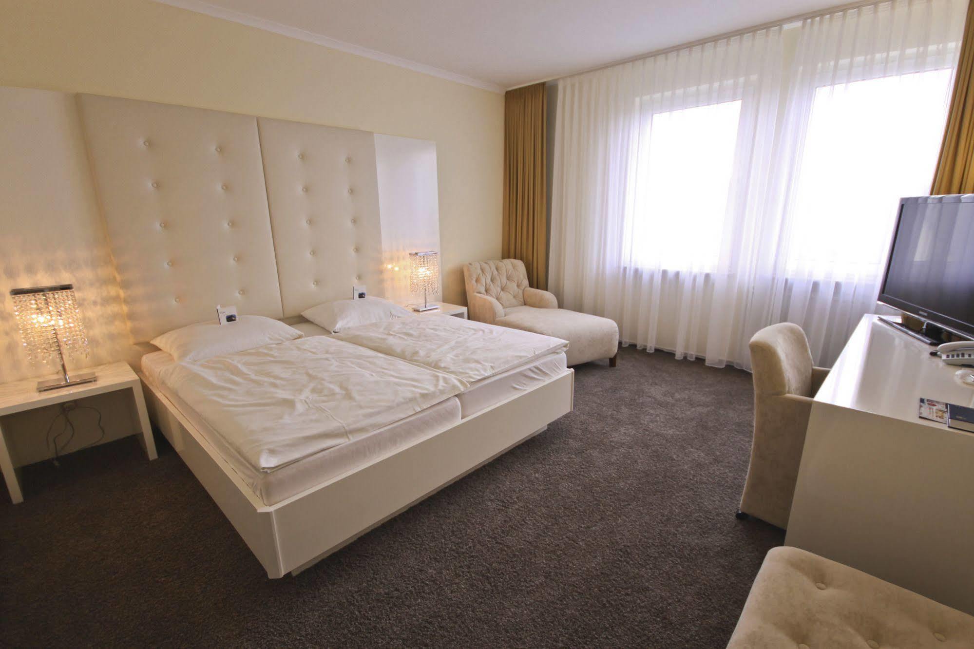 Hotel-Restaurant Zur Krone Loehnberg Room photo